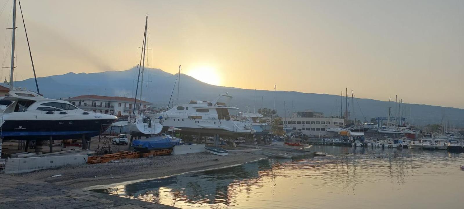 リポストAlba Marina E Tramonti Etneiアパートメント エクステリア 写真